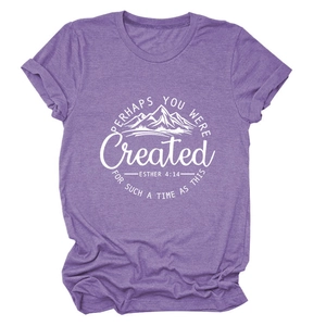 Détail du t-shirt violet chiné montrant les manches roulées et le motif de montagne