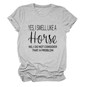 Detail van grijs katoenen T-shirt met 'Yes I Smell Like A Horse' sloganopdruk