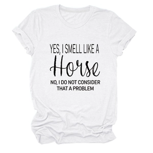 Close-up van Yes I Smell Like a Horse print op een wit katoenen T-shirt met ronde hals