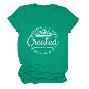 Détail d'un t-shirt vert à manches courtes avec motif montagne et texte biblique