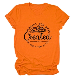 Détail du t-shirt orange avec graphique de montagne noire et texte biblique Esther 4:14
