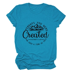Détail d'un t-shirt turquoise avec imprimé montagne et verset biblique Esther 4:14
