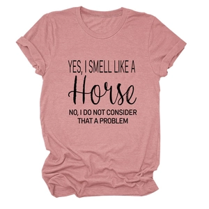 Detail van mauve gemêleerd T-shirt met de tekstprint 'YES I SMELL LIKE A HORSE' erop