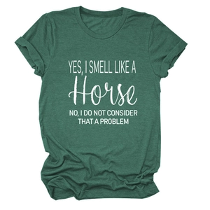 Detail van de Yes I Smell Like A Horse tekstprint op een gemêleerd donkergroen t-shirt