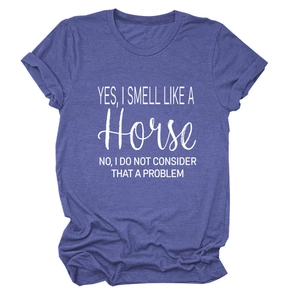 Detailopname van de witte tekstprint op het paarse katoenen T-shirt met paardenslogan