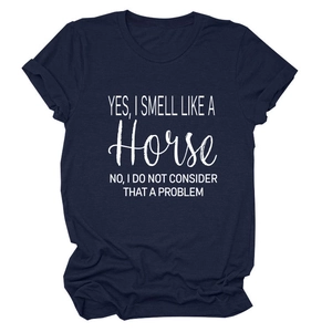Detail van witte sloganopdruk op marineblauw katoenen T-shirt voor paardenliefhebbers
