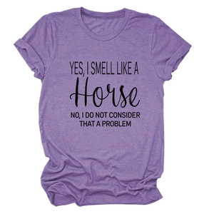 Detail van het paars gemêleerde katoenen T-shirt met de tekst Yes I Smell Like A Horse