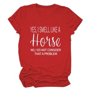 Detailopname van rood katoenen T-shirt met witte print 'yes i smell like a horse'