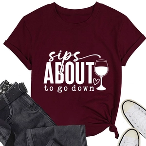 Détail du t-shirt bordeaux avec imprimé graphique et nœud latéral pour un look chic