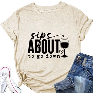 Détail de l'imprimé sips about to go down sur un t-shirt beige à col rond en coton mélangé