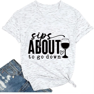 Détail de l'imprimé graphique sips sur t-shirt blanc chiné à manches courtes
