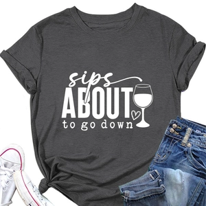 T-shirt gris anthracite avec inscription sips about to go down posé à plat avec jean