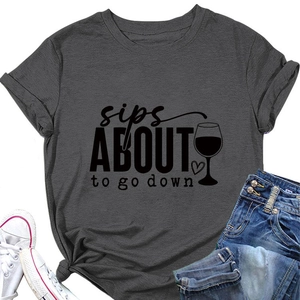 Mise à plat du t-shirt gris anthracite avec motif vin, jean et baskets blanches