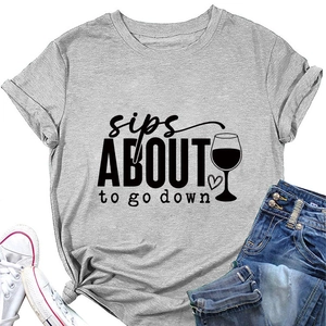 T-shirt gris sips about to go down posé à plat avec short en jean et baskets blanches