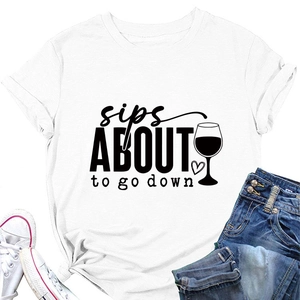 T-shirt blanc en coton avec slogan imprimé et jean bleu présenté à plat avec des chaussures