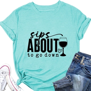 Mise à plat d'un T-shirt bleu clair avec motif imprimé et baskets en toile assorties