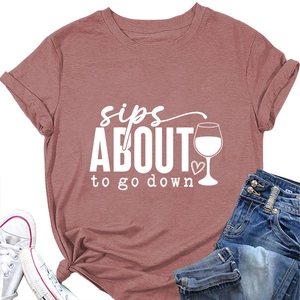 Détail de l'imprimé sur le t-shirt mauve en coton avec nœud latéral et col rond