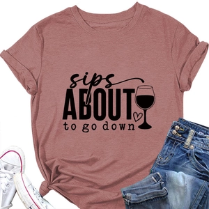 Détail du t-shirt rose avec imprimé sips about to go down et motif verre à vin