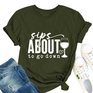 T-shirt vert armée à col rond à plat avec imprimé blanc Sips About to Go Down et vin