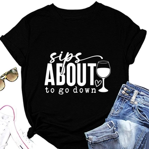 T-shirt noir en coton posé à plat avec imprimé graphique et accessoires lifestyle
