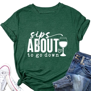 Détail de l'imprimé sips about to go down sur un t-shirt décontracté vert foncé
