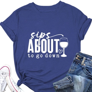 Détail à plat du T-shirt bleu avec imprimé sips ABOUT to go down et motif verre de vin
