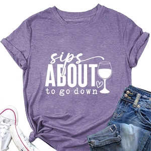 Détail du t-shirt violet chiné avec motif sips about to go down et un verre de vin