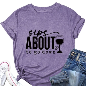 Détail du t-shirt violet avec imprimé 'sips about to go down' et motif de verre à vin chic