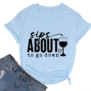 Gros plan sur le t-shirt en coton bleu clair avec texte sips about to go down et un verre