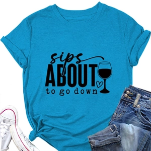 Détail du t-shirt bleu vif avec imprimé sips about to go down et motif de verre
