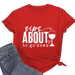 Détail du t-shirt rouge avec graphique sips about to go down et nœud sur le côté