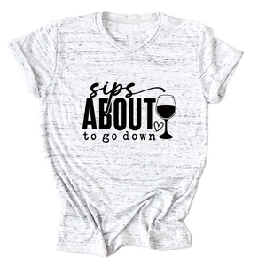 Détail de l'imprimé sips about to go down sur le tissu chiné blanc de ce t-shirt
