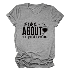Détail du t-shirt gris chiné avec motif sips about to go down et verre de vin