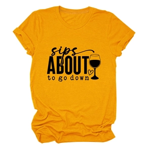 Détail d'un t-shirt jaune gingembre avec l'imprimé graphique 'sips about to go down'