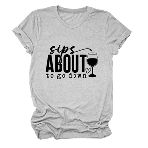 Détail du t-shirt gris clair avec impression graphique sips about to go down