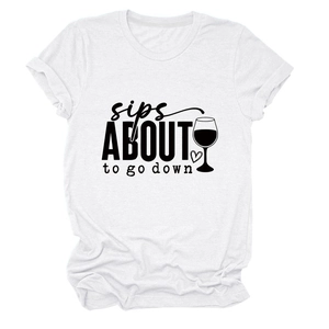 Gros plan d'un t-shirt en coton blanc avec impression graphique sips about to go down