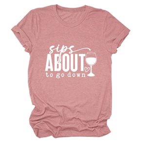 Détail de l'imprimé sips about to go down et verre de vin sur t-shirt en coton de couleur mauve