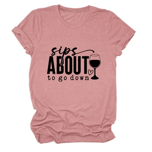 Détail du slogan sips about to go down et imprimé verre à vin sur T-shirt en coton rose