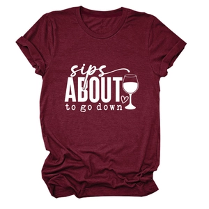 Détail du t-shirt bordeaux avec l'impression blanche sips about to go down chic