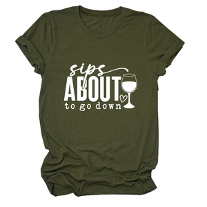 Détail du t-shirt vert armée avec imprimé sips about to go down et revers de manches