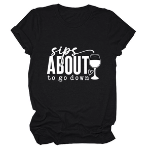 Gros plan sur l'imprimé Sips About To Go Down d'un t-shirt noir en coton col rond