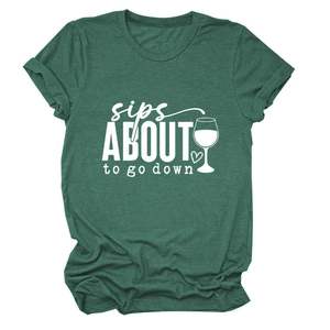 Gros plan sur l'imprimé sips about to go down du t-shirt en coton vert foncé