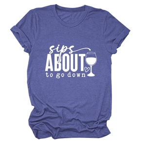 Détail de l'imprimé sips about to go down et icône de verre sur t-shirt en coton violet
