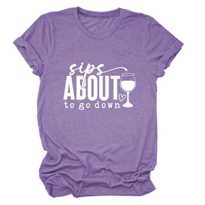 Détail d'un t-shirt violet avec graphique sips about to go down et imprimé de verre de vin