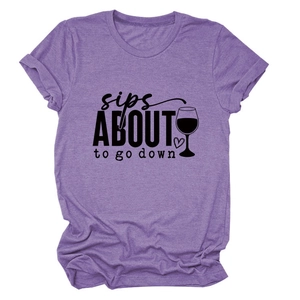 Détail du t-shirt violet à col rond avec impression sips about to go down et vin
