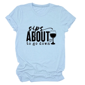 Détail d'un t-shirt bleu clair à col rond avec impression graphique de vin