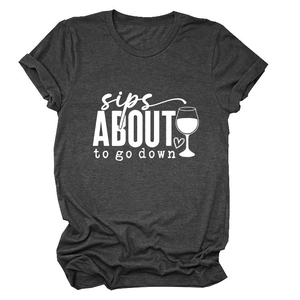 Détail du t-shirt gris anthracite à col rond avec motif sips about to go down imprimé