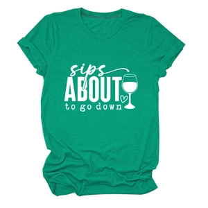 Détail du t-shirt vert en coton avec impression blanche sips about to go down et verre
