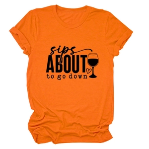 Détail d'un t-shirt orange à col rond avec impression graphique sips about to go down