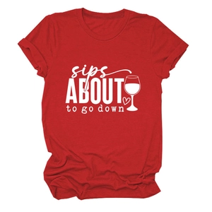 Détail du t-shirt rouge en coton avec imprimé 'sips about to go down' graphique